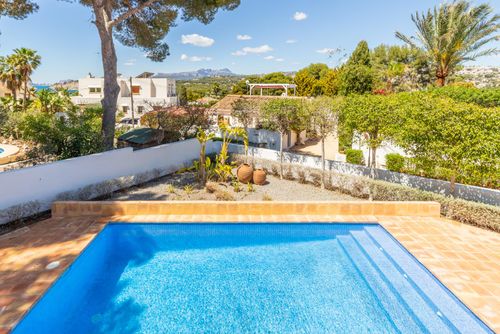 Villa Rakhi 4 by Solidays Villa classique et confortable avec piscine privée à Moraira, Costa Blanca, Espagne, pour 4 personnes. La maison est située dans une zone côtière et résidentielle, à proximité des commerces et supermarchés et à 1 km de la plage de L'Ampolla....
