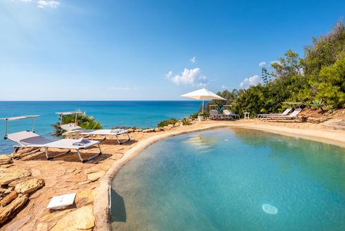 Villa Acquamarina 2p Villa avec piscine privée à Menfi, Sicile, Italie pour 2 personnes. La maison est située à 50 mètres de la plage, à 5 minutes de marche par le chemin en contrebas de la maison....