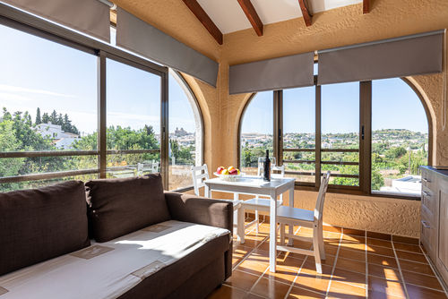 Alteana San Roque Cupula Apartamento con piscina comunitaria en Altea, Costa Blanca, España para 2 personas. El apartamento se encuentra en una zona costera y urbana, y está situado a 4 km de la playa de Altea....