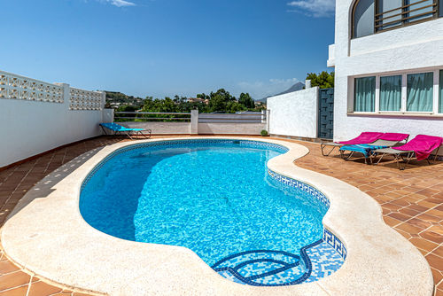 Alteana San Roque Balcon Maravillosa y cómoda villa en Altea, Costa Blanca, España, con una piscina comunitaria para 2 personas. La casa está situada en una zona costera, rural y residencial, a 1 km de la playa de Altea y 1 km del centro de Altea....