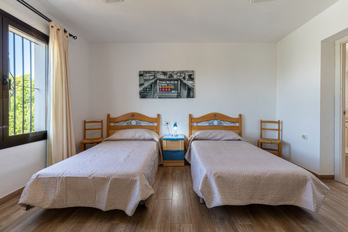 Alteana San Roque Balcon Maravillosa y cómoda villa en Altea, Costa Blanca, España, con una piscina comunitaria para 2 personas. La casa está situada en una zona costera, rural y residencial, a 1 km de la playa de Altea y 1 km del centro de Altea....