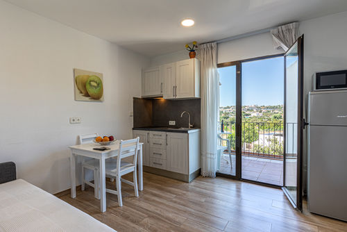 Alteana San Roque Balcon Magnifique et confortable villa à Altea, Costa Blanca, Espagne, avec une piscine commune pour 2 personnes. La maison est située dans une zone côtière, rurale et résidentielle, à 1 km de la plage d'Altea....