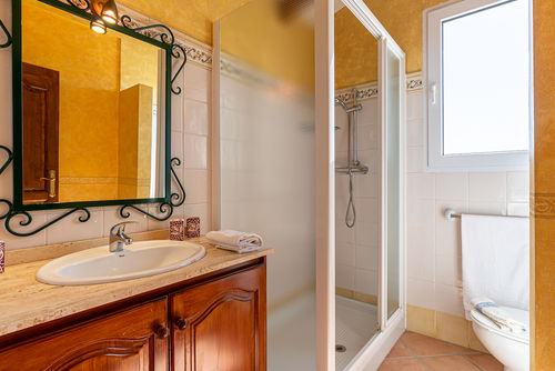 Alteana San Roque Solarium Maravillosa y cómoda villa en Altea, Costa Blanca, España, con piscina comunitaria para 2 personas. La casa se encuentra en una zona costera, rural y residencial, a 1 km de la playa de Altea y a 1 km de la playa de Altea....