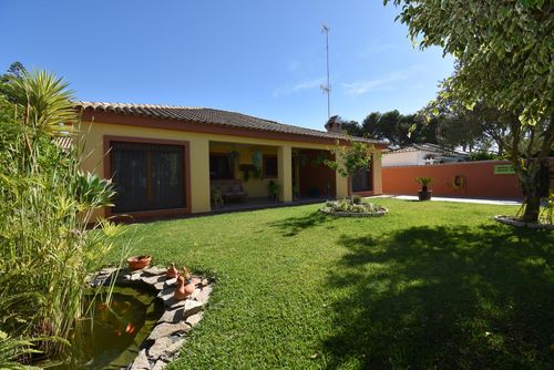 Isla Mayor Bequeme Villa mit privatem Pool in Chiclana de la Frontera, Costa de la Luz, Spanien für 6 Personen. Das Haus befindet sich in einem städtischen Gebiet, in der Nähe von Restaurants, Bars und Supermärkten, und ist 2 km vom Strand La Barrosa entfernt....