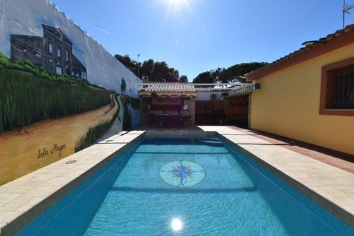 Isla Mayor Villa confortable avec piscine privée à Chiclana de la Frontera, Costa de la Luz, Espagne, pour 6 personnes. La maison est située dans un quartier urbain, proche des restaurants, bars et supermarchés, et à 2 km de la plage de La Barrosa....