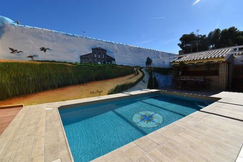 Isla Mayor Villa confortable avec piscine privée à Chiclana de la Frontera, Costa de la Luz, Espagne, pour 6 personnes. La maison est située dans un quartier urbain, proche des restaurants, bars et supermarchés, et à 2 km de la plage de La Barrosa....