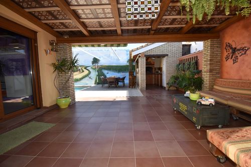 Isla Mayor Villa cómoda con piscina privada en Chiclana de la Frontera, Costa de la Luz, España, para 6 personas. La casa está situada en una zona urbana, cerca de restaurantes, bares y supermercados, y se encuentra a 2 km de la playa de La Barrosa....