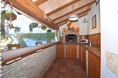 Isla Mayor Villa cómoda con piscina privada en Chiclana de la Frontera, Costa de la Luz, España, para 6 personas. La casa está situada en una zona urbana, cerca de restaurantes, bares y supermercados, y se encuentra a 2 km de la playa de La Barrosa....