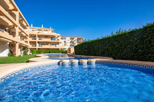 Playa Sur ático penthouse Hermoso y alegre ático en Dénia, Costa Blanca, España, con piscina comunitaria para 6 personas. La casa está situada en una zona residencial de playa, cerca de restaurantes, bares y supermercados, y a 500 metros de la playa de Les Bovetes....