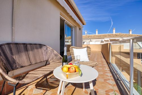 Playa Sur ático penthouse Prachtige en vrolijke penthouse met gemeenschappelijk zwembad in Denia, Costa Blanca, Spanje voor 6 personen. Het huis is gelegen in een residentieel strandgebied, dicht bij restaurants, bars en supermarkten, en is 500 m van het strand Les Bovetes....
