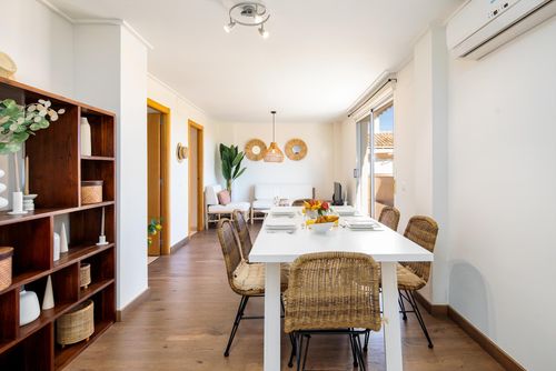 Playa Sur ático penthouse Schönes und helles Penthouse mit Gemeinschaftspool in Denia, Costa Blanca, Spanien für 6 Personen. Das Haus befindet sich in einer Wohngegend am Strand, in der Nähe von Restaurants, Bars und Supermärkten, und ist 500 m vom Strand Les Bovetes entfernt....