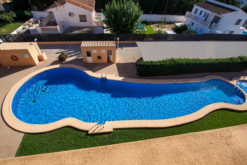 Playa Sur ático penthouse Prachtige en vrolijke penthouse met gemeenschappelijk zwembad in Denia, Costa Blanca, Spanje voor 6 personen. Het huis is gelegen in een residentieel strandgebied, dicht bij restaurants, bars en supermarkten, en is 500 m van het strand Les Bovetes....