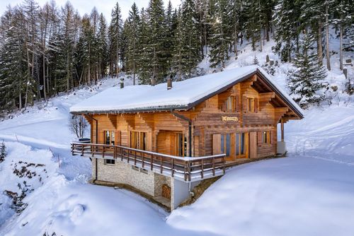 Chalet Alaska Grande et luxueuse maison de vacances à La Tzoumaz, 4 Vallées, Suisse pour 12 personnes. La maison est située dans une région montagneuse, à proximité de restaurants et de bars, à moins de 50 m de la piste de ski et à moins de 50 m du téléphérique....