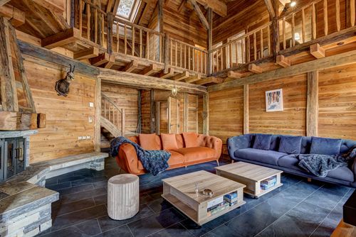 Chalet Alaska Grande et luxueuse maison de vacances à La Tzoumaz, 4 Vallées, Suisse pour 12 personnes. La maison est située dans une région montagneuse, à proximité de restaurants et de bars, à moins de 50 m de la piste de ski et à moins de 50 m du téléphérique....
