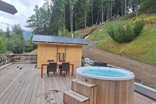 Chalet Alaska Grande et luxueuse maison de vacances à La Tzoumaz, 4 Vallées, Suisse pour 12 personnes. La maison est située dans une région montagneuse, à proximité de restaurants et de bars, à moins de 50 m de la piste de ski et à moins de 50 m du téléphérique....