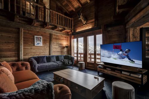 Chalet Alaska Grande et luxueuse maison de vacances à La Tzoumaz, 4 Vallées, Suisse pour 12 personnes. La maison est située dans une région montagneuse, à proximité de restaurants et de bars, à moins de 50 m de la piste de ski et à moins de 50 m du téléphérique....