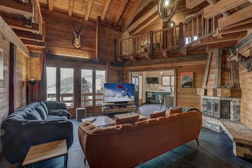 Chalet Alaska Grande e luxuosa casa de férias em La Tzoumaz, 4 Vales, Suíça, para 12 pessoas. A casa está localizada em uma área montanhosa, próxima a restaurantes e bares, a apenas 50 m da pista de esqui e a 50 m do teleférico....