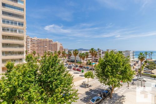 Apolo XII 4C - Grupo Turis Appartement in Calpe, Costa Blanca, Spanje met een gemeenschappelijk zwembad voor 5 personen. Het appartement is gelegen nabij restaurants en bars, winkels en supermarkten, en bevindt zich op 50 m van het strand....