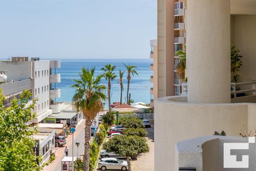 Apolo XII 4C - Grupo Turis Apartment in Calpe, Costa Blanca, Spain with a communal pool for 5 persons. The apartment is situated close to restaurants and bars, shops and supermarkets, and is 50 m from the beach....