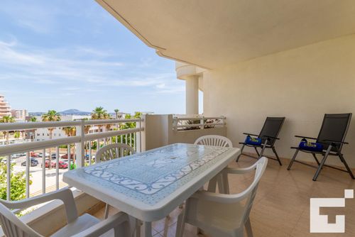 Apolo XII 4C - Grupo Turis Apartment in Calpe, Costa Blanca, Spanien, mit einem Gemeinschaftspool für 5 Personen. Das Apartment liegt in der Nähe von Restaurants und Bars, Geschäften und Supermärkten und ist nur 50 m vom Strand entfernt....