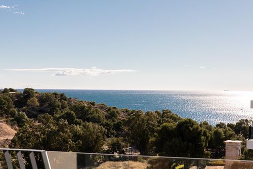 Atico BAY Välutrustad takvåning med gemensam pool i Villajoyosa, Costa Blanca, Spanien för 6 personer. Huset ligger i ett bostadsområde vid stranden och är 100 m från stranden....