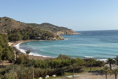 Atico BAY Penthouse bien amueblado con piscina comunitaria en Villajoyosa, Costa Blanca, España, para 6 personas. La casa está situada en una zona residencial de playa y se encuentra a 100 m de la playa....