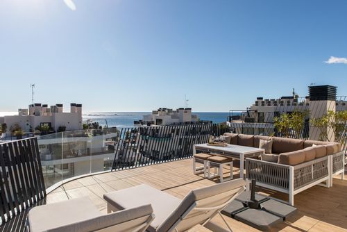 Atico BAY Gut ausgestattetes Penthouse mit Gemeinschaftspool in Villajoyosa, Costa Blanca, Spanien für 6 Personen. Das Haus befindet sich in einem Wohngebiet am Strand und ist 100 m vom Strand entfernt....