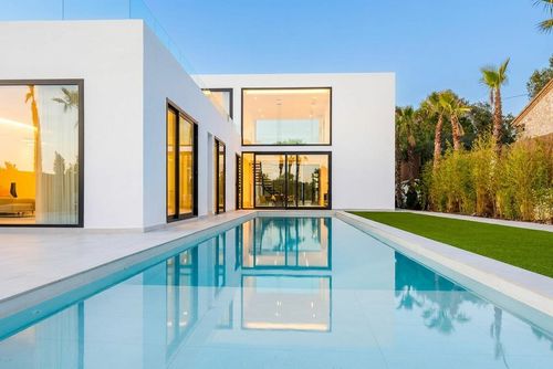 At 20 minutes drive from Sitges - Blue Sky    High Design   Amazing Villa  Very Calm Area Villa con piscina privada en Sitges, Costa Dorada, España, para 14 personas. La casa está situada en una zona rural, boscosa, urbana y montañosa cerca de la playa....