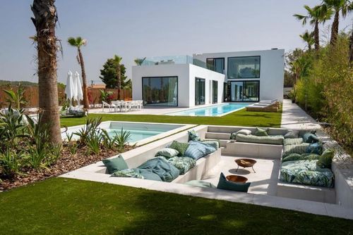 At 20 minutes drive from Sitges - Blue Sky    High Design   Amazing Villa  Very Calm Area Villa med privat pool i Sitges, Costa Dorada, Spanien til 14 personer. Huset er beliggende i et landligt, skovklædt, urbant og bjergrigt kystområde....