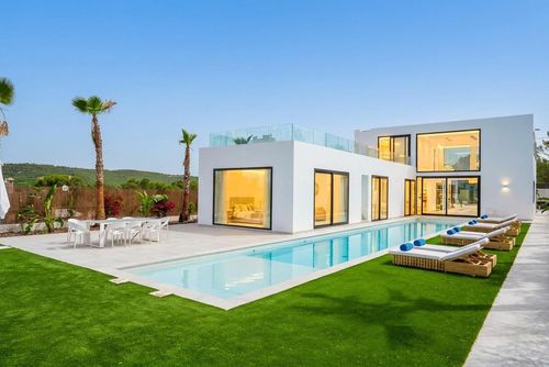 At 20 minutes drive from Sitges - Blue Sky    High Design   Amazing Villa  Very Calm Area Villa con piscina privada en Sitges, Costa Dorada, España, para 14 personas. La casa está situada en una zona rural, boscosa, urbana y montañosa cerca de la playa....
