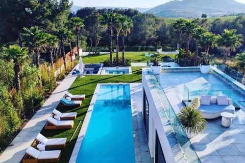 At 20 minutes drive from Sitges - Blue Sky    High Design   Amazing Villa  Very Calm Area Villa dengan kolam renang pribadi di Sitges, Costa Dorada, Spanyol untuk 14 orang. Rumah ini terletak di kawasan pantai yang rural, berhutan, perkotaan, dan pegunungan....