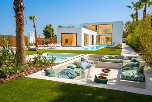 At 20 minutes drive from Sitges - Blue Sky    High Design   Amazing Villa  Very Calm Area Villa con piscina privada en Sitges, Costa Dorada, España, para 14 personas. La casa está situada en una zona rural, boscosa, urbana y montañosa cerca de la playa....