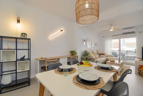 Puerto Mar 6 pax Maravilloso y alegre apartamento en Xàbia, Costa Blanca, España para 6 personas. El apartamento está situado en una zona urbana de playa, cerca de restaurantes y bares, tiendas y supermercados, a 200 m de la playa de La Grava y a 0,2 km del Mediterráneo, Xàbia....