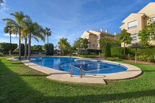 Jardines de Cannes Wonderful and comfortable apartment with communal pool in Jávea, Costa Blanca, Spain for 4 people. The apartment is situated in a residential beach area, close to restaurants and bars, shops, supermarkets and a tennis court, at 1 km from Arenal Beach and at 1 km from the Mediterranean Sea....