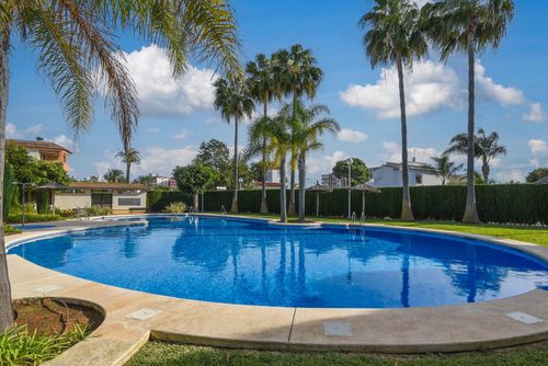Jardines de Cannes Magnifique et confortable appartement avec piscine commune à Jávea, Costa Blanca, Espagne pour 4 personnes. L'appartement est situé dans une zone résidentielle près de la plage, à proximité de restaurants et bars, boutiques, supermarchés et d'un court de tennis, à 1 km de la Plage de l'Arenal et à 1 km de la mer Méditerranée....