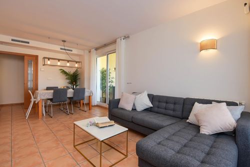 Jardines de Cannes Magnifique et confortable appartement avec piscine commune à Jávea, Costa Blanca, Espagne pour 4 personnes. L'appartement est situé dans une zone résidentielle de plage, à proximité de restaurants et bars, magasins, supermarchés et d'un court de tennis, à 1 km de la plage de l'Arenal et à 1 km de la mer Méditerranée....