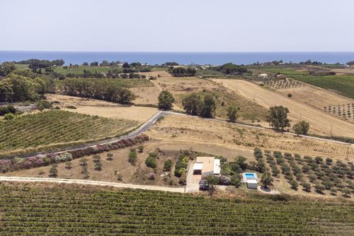 Villa Lilly Villa mit privatem Pool in Menfi, Sizilien, Italien für 6 Personen. Das Ferienhaus befindet sich in einem ländlichen Strandbereich und ist 1 km vom Strand entfernt....