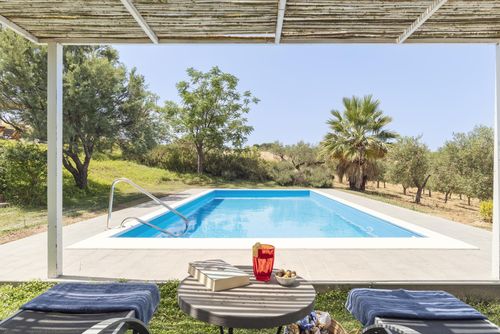 Villa Lilly Villa avec piscine privée à Menfi, Sicile, Italie pour 6 personnes. La villa est située dans une zone rurale en bord de mer et se trouve à 1 km de la plage....