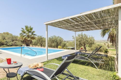 Villa Lilly Villa avec piscine privée à Menfi, Sicile, Italie pour 6 personnes. La villa est située dans une zone rurale en bord de mer et se trouve à 1 km de la plage....