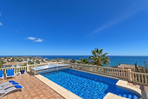 Casa de Sueños Schitterende en fijne villa met privézwembad in Benitachell, Costa Blanca, Spanje voor 6 personen. Het huis is gelegen in een residentiële strandwijk, op 3 km van het strand Cala Moraig en 3 km van Poble Nou de Benitachell....