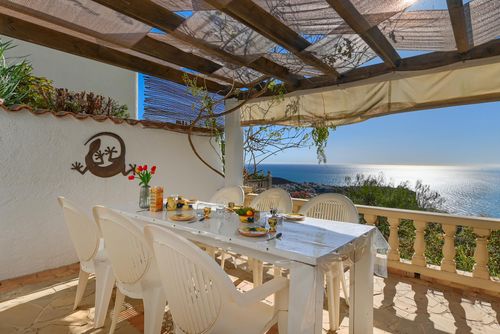 Casa de Sueños Meravigliosa e accogliente villa con piscina privata a Benitachell, Costa Blanca, Spagna per 6 persone. La casa è situata in una zona residenziale vicino alla spiaggia, a 3 km dalla spiaggia di Cala Moraig e a 3 km da Poble Nou de Benitachell....