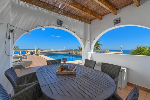 Casa de Sueños Wunderschöne und gemütliche Villa mit privatem Pool in Benitachell, Costa Blanca, Spanien für 6 Personen. Das Haus befindet sich in einem Wohngebiet am Strand, 3 km vom Strand Cala Moraig und 3 km von Poble Nou de Benitachell entfernt....