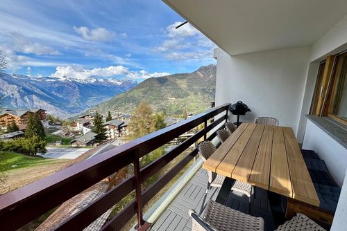Appartement Mont Parrain 2627 with Sauna Grand et luxueux appartement à La Tzoumaz, 4 Vallées, Suisse pour 10 personnes. L'appartement est situé dans une région montagneuse, à proximité de restaurants et de bars, à moins de 50 m de la piste de ski et à moins de 50 m du télésiège....