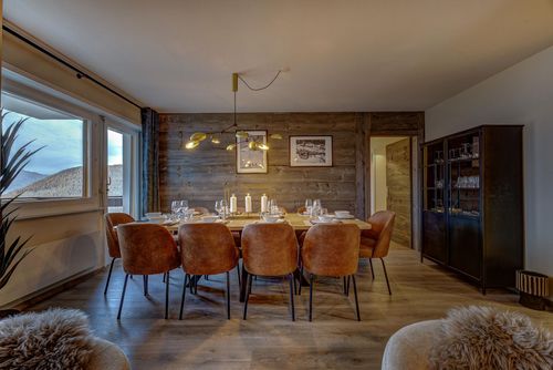 Appartement Mont Parrain 2627 with Sauna Großzügige und luxuriöse Wohnung in La Tzoumaz, 4 Täler, Schweiz für 10 Personen. Die Wohnung befindet sich in einer gebirgigen Gegend, in der Nähe von Restaurants und Bars, nur 50 m von der Skipiste und 50 m vom Skilift entfernt....