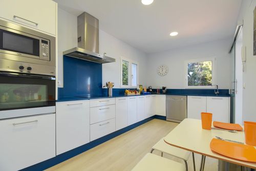 Entrepinos Prachtige en comfortabele villa met privézwembad in Javea, Costa Blanca, Spanje voor 8 personen. Het huis is gelegen in een residentiële strandwijk, op 3 km van het strand El Arenal en op 5 km van Javea Stad....