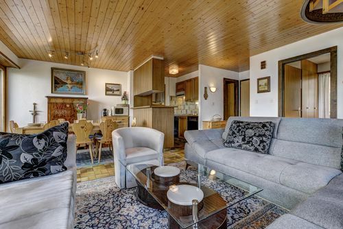 Appartement Arolles 711 Klassische und komfortable Wohnung in La Tzoumaz, 4 Täler, Schweiz für 8 Personen. Die Wohnung befindet sich in einer bergigen Region, in der Nähe von Restaurants und Bars, Supermärkten und einem Tennisplatz, nur 500 m von der Skipiste und 500 m von der Seilbahn entfernt....