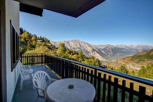 Appartement Arolles 711 Classic and comfortable apartment in La Tzoumaz, 4 Valleys, Switzerland for 8 persons. The apartment is situated in a mountainous area, close to restaurants and bars, supermarkets and a tennis court, within 500 m from the ski slope and within 500 m from the ski lift....