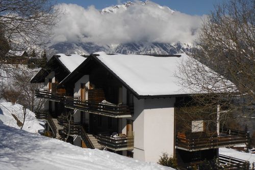 Appartement Arolles 711 Klassische und komfortable Wohnung in La Tzoumaz, 4 Täler, Schweiz für 8 Personen. Die Wohnung befindet sich in einer bergigen Region, in der Nähe von Restaurants und Bars, Supermärkten und einem Tennisplatz, nur 500 m von der Skipiste und 500 m von der Seilbahn entfernt....