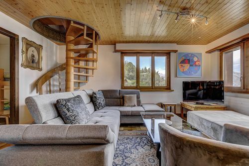 Appartement Arolles 711 Klassische und komfortable Wohnung in La Tzoumaz, 4 Täler, Schweiz für 8 Personen. Die Wohnung befindet sich in einer bergigen Region, in der Nähe von Restaurants und Bars, Supermärkten und einem Tennisplatz, nur 500 m von der Skipiste und 500 m von der Seilbahn entfernt....