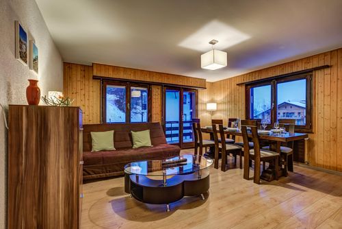 Appartement Rocailles 7 Appartement classique et confortable à La Tzoumaz, dans les Quatre Vallées, en Suisse, pour 4 personnes. L'appartement est situé dans une zone montagneuse, à proximité de restaurants et de bars, de supermarchés et d'un court de tennis, à moins de 500 m de la piste de ski et à moins de 500 m du téléphérique....